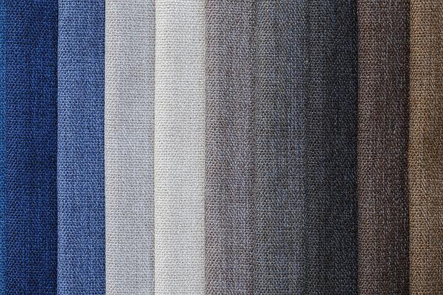 Graue, weiße, blaue und braune Stoffe aus Baumwolle in einer Reihe