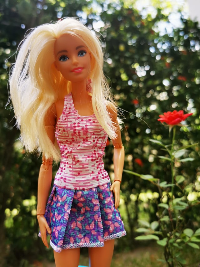 Blonde Barbie mit Top und Rock