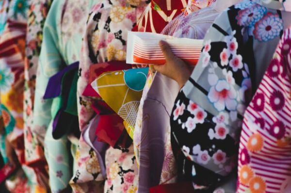 Personen mit verschiedenen Kimono stehen hintereinander