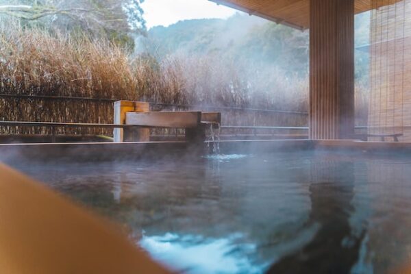 Ein japanisches Badehaus mit Holzwannen